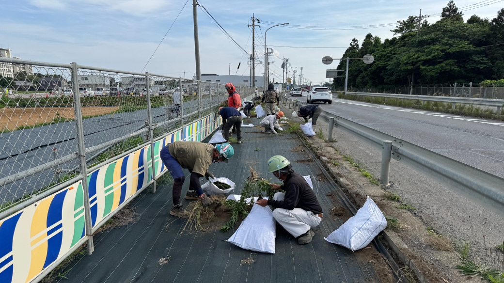 現場前の国道51号線の沿いでクリーン活動を実施しました。
