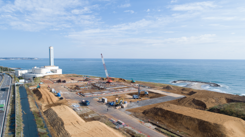 リサイクル施設側基礎配筋、焼却施設側掘削工事を継続しています。