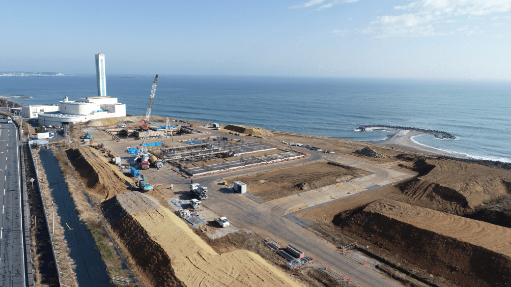 リサイクル施設側基礎コンクリート打設を継続しています。焼却施設側ピット部の掘削が完了し、ごみピット底盤部より鉄筋型枠工事を開始しました。