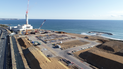 リサイクル施設側基礎を埋め戻して１階床の施工準備中です。また、焼却施設側ピット部底盤部が完了し、ピット壁の施工を開始しました。