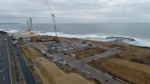 リサイクル施設側基礎の埋め戻しまで完了しました。また、焼却施設側ピット部底盤部が完了し、ピット壁の施工を継続して進めています。