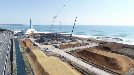 リサイクル施設側鉄骨建て方を開始しました。また、焼却施設側ピット部底盤部が完了し、ピット壁の施工を継続して進めています。